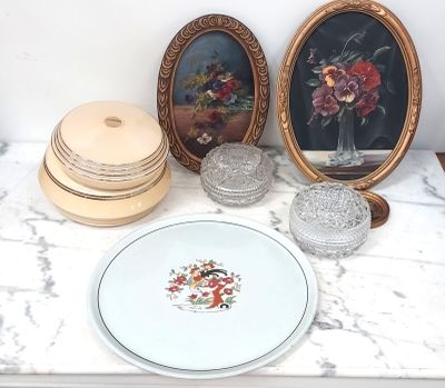 une table sur laquelle se trouvent des assiettes, des bols et des photos