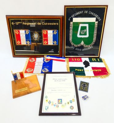 Ensemble composé de plusieurs cadres contenant des fanions m…