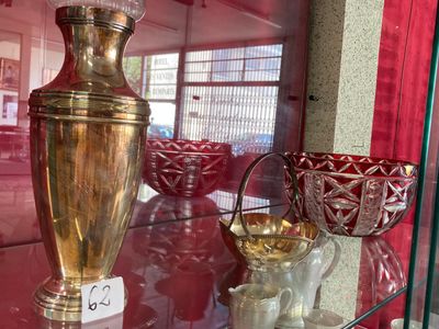 un vase en or exposé dans une vitrine