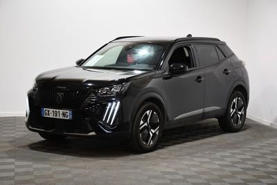 Le SUV gris est garé dans une pièce au sol carrelé en damier.