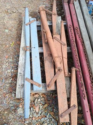 un tas de vieux objets en bois et en métal par terre