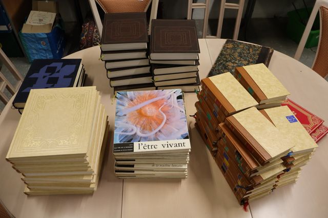 Important lot de livres comprenant : LA bible en 9 volumes Éd ALP...