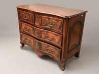Imposante commode en noyer mouluré, ouvrant à quatre tiroirs… (photo 3)