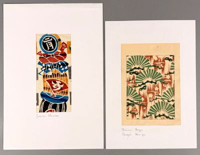 Deux tableaux aux motifs différents sont exposés sur une surface grise