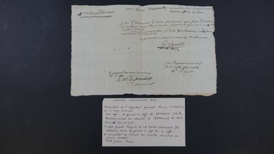 un vieux morceau de papier sur lequel on a écrit, posé sur une table