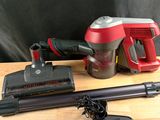 une photo d'un aspirateur sans fil et d'autres outils posés sur une table