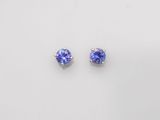 une paire de boucles d'oreilles en tanzanite sur fond blanc