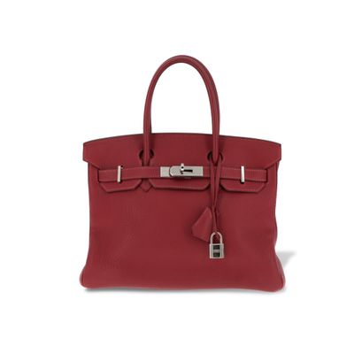 un sac à main en cuir rouge sur fond blanc