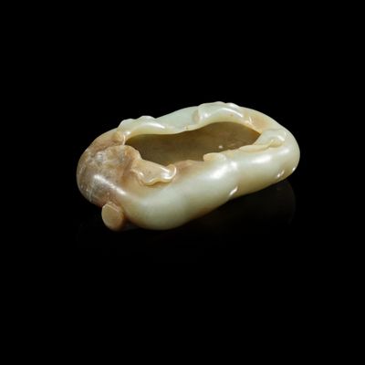un gros plan d'un morceau de savon posé sur une surface noire