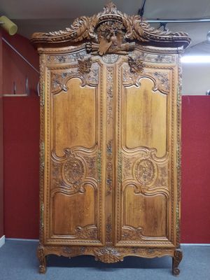 une grande armoire en bois dans une pièce aux murs rouges