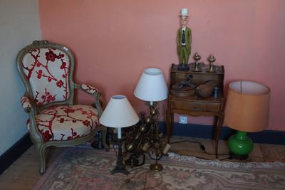 Divers dont fauteuil, chevets, lampes, bougeoirs, lustre en … - Photo 1