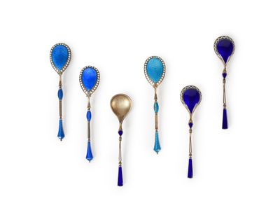 SIX CUILLERS A MOKA en vermeil (930/1000) rehaussées d'émail…