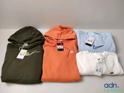 Quatre sweats à capuche de couleurs différentes sont alignés sur une surface blanche