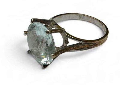 l'image d'une bague contenant une pierre bleue