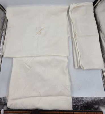 617 / CH-J3 / Lot comprenant : une nappe monogrammée "R…