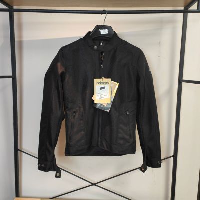 une veste en cuir noir suspendue à un portant dans un magasin de vêtements