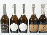 six bouteilles de champagne alignées sur une surface blanche