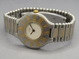 une image montrant un gros plan d'une montre-bracelet comportant des chiffres romains