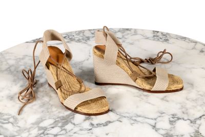 une paire de chaussures pour femme posée sur une table en marbre, sur fond blanc