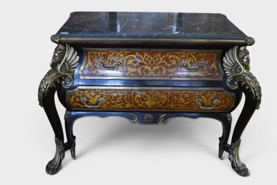 une commode richement décorée, dotée d'un plateau en marbre