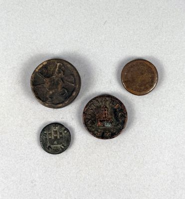 trois pièces différentes posées les unes à côté des autres sur une surface blanche