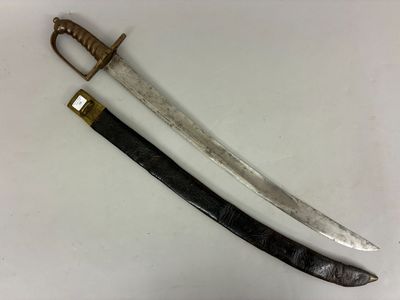 une vieille épée à poignée en bois posée sur une surface blanche