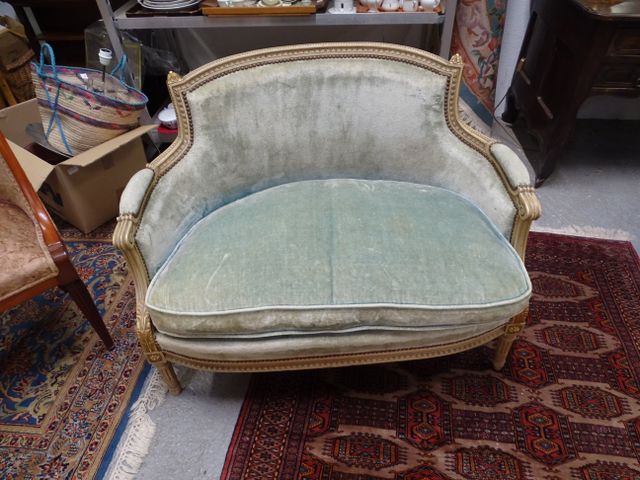 Petite banquette style Louis XVI rechampie blanc cérusé assise ve...
