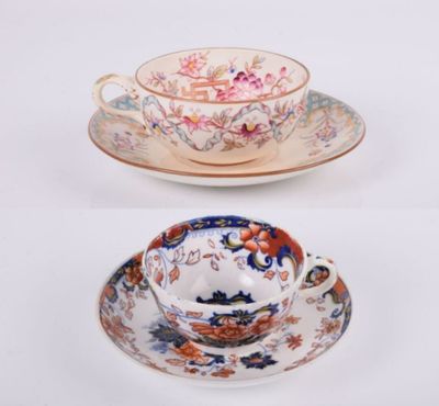 deux tasses et soucoupes ornées de motifs floraux sur un fond blanc