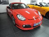 deux Porsche garées l'une à côté de l'autre dans un showroom