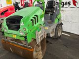 une machine verte qui se trouve dans un garage