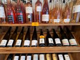 de nombreuses bouteilles de vin sur les étagères du magasin