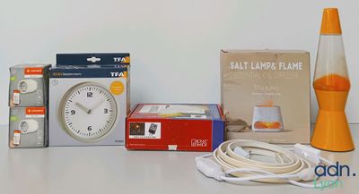 many items that are sitting on a table
