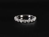 gros plan d'une bague en diamant sur une surface noire