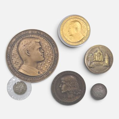 un lot de pièces de monnaie posées sur une table