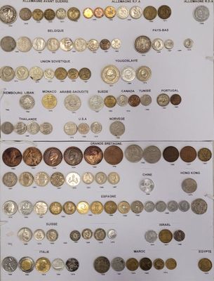 certaines pièces sont posées sur une feuille de papier, sur une table