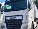 deux camions blancs garés l'un à côté de l'autre dans un parking