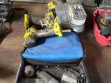 de nombreux outils qui traînent dans une valise