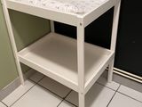 une petite table blanche recouverte d'un linge