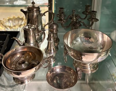 de nombreux objets en argent exposés dans une vitrine