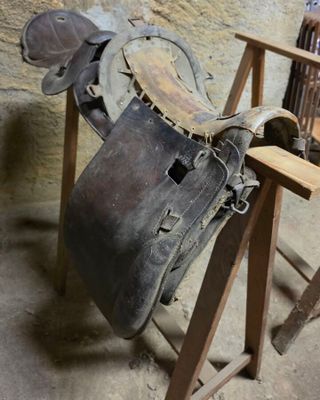 une selle de cheval sur laquelle un homme est en train de travailler