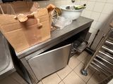 une cuisine avec plein de sacs posés sur le plan de travail