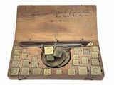 une boîte en bois contenant plusieurs machines à écrire