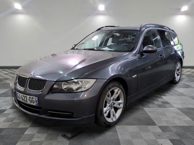 une photo d'un break BMW gris garé dans un garage