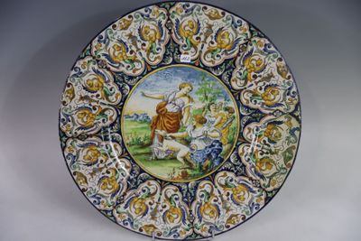 une assiette décorative sur laquelle figure l'image d'une femme et d'un enfant