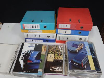 un grand nombre de livres posés sur une table