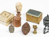 un grand nombre d'objets différents posés sur une table