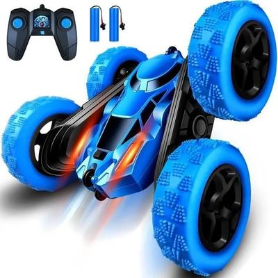 La petite voiture télécommandée est bleue et est équipée d'une télécommande.