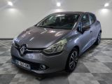 la voiture grise est garée sur un sol en damier dans le garage
