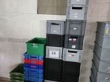 des cartons empilés les uns sur les autres dans une pièce remplie de cartons