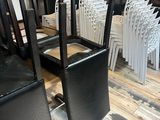 many chairs that are sitting in a room together